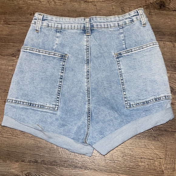 Studded high waisted jean shorts - Picture 2 of 3